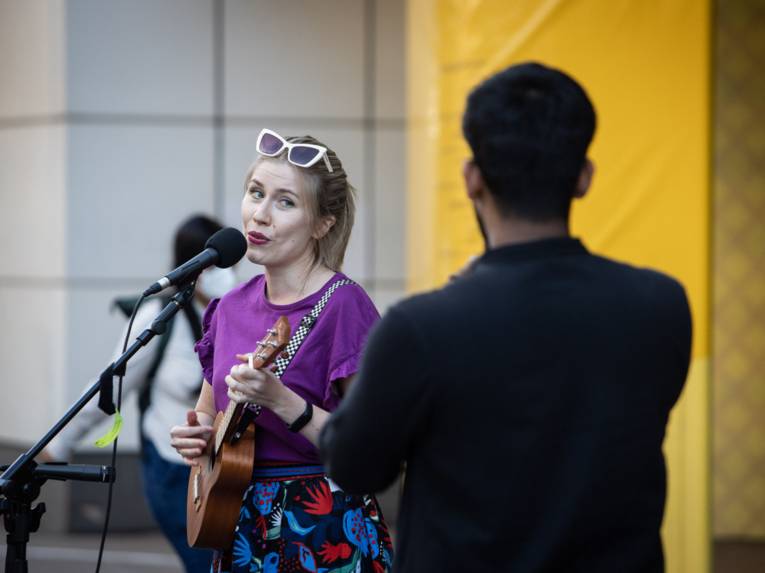 Menschen im öffentlichen Raum, die Musik lauschen.